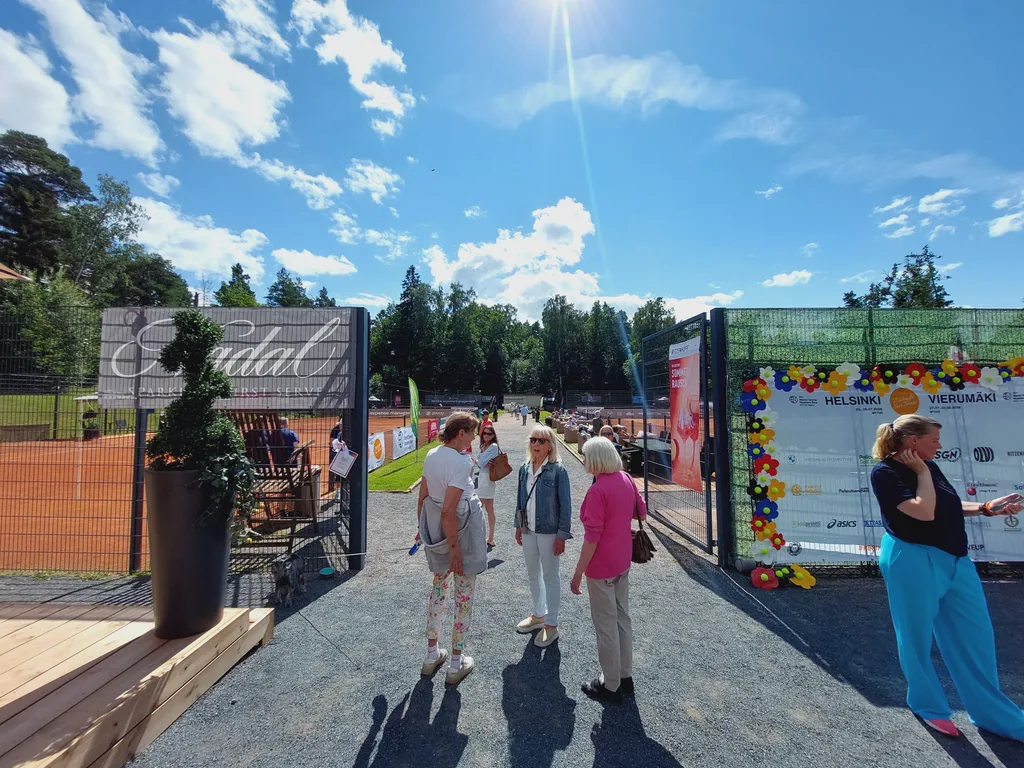 Monday's crowds at the beautiful Kalastajantorppa - post your own photos using the QR codes on site!